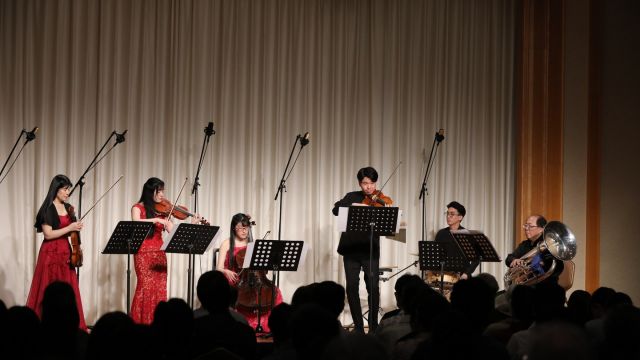 【12月17日（日）晴海地域交流センターはるみらいがオープンいたしました！】

12月17日（日) ～ 1月4日（木）の施設見学会期間中にはさまざまなイベントを開催しています。

12月23日(土)は、東京２１世紀管弦楽団プティアンサンブルによるクリスマスコンサートを、11:00～、14:00～の2公演開催します！

～東京２１世紀管弦楽団プティアンサンブルによるクリスマスコンサート～

会場：展示スタジオ（はるみらい １F）
日時：2023年12月23日(土)
　　　①開場10:30｜開演11:00／終演11:50（予定）
　　　②開場13:30｜開演14:00／終演14:50（予定） 
定員：各回50名（先着・当日直接お越しください）
料金：無料
出演：東京２１世紀管弦楽団プティアンサンブル

クリスマス・メドレーやアニメソングなど、子どもから大人まで楽しめるプログラムを予定。ヴァイオリン２名、ヴィオラ１名、チェロ１名、チューバ１名、打楽器１名からなる６名編成のアンサンブルでクリスマスムードをお楽しみください。

※第3水曜日：12/20（水）、年末年始：12/29（金）～1/3（水）は休館日です。 ご了承ください。

#はるみらい #harumirai #晴海 #harumi #中央区 #chuocity #開館#オープン #open #施設見学会 #クリスマスコンサート #christmasconcert