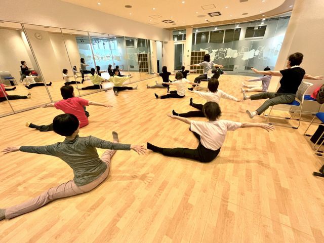 【「シニア向けリズム体操」の様子】

4月23日（火）はるみらい３Ｆの多目的スタジオにて、「シニア向けリズム体操」を実施しました。当日の様子をシェアします！

まずは、しっかり体をほぐすことからスタート🌱
インストラクターのHARUKA先生が、姿勢を美しく見せる基本の立ち方や、ストレッチをするときにより効果的な体の使い方など、実践しながらレクチャー。
初めは少し緊張が感じられましたが、休憩中、徐々に会話が増え、先生と冗談を言い合ったり、笑顔も見えるとても良い雰囲気に😊

体をほぐしたあとは、音楽のリズムに合わせてダンス🎵
短い時間の中でも、振付を完璧に覚えて、ダンスをされている皆さんの姿はとてもパワフルで素敵でした！✨

今回は11名の方が参加してくださり、１時間ご自身の体調に合わせて楽しく体操・ダンスを行いました。
ご自宅でも取り入れられるような簡単なストレッチもありましたので、ぜひお家でも続けていただけると嬉しいです。
そして、お散歩の際には、ぜひまたはるみらいへお越しくださいね👟
ご参加いただき、ありがとうございました！！

今後もお子様からシニア向けなど、様々な講座・ワークショップを企画していきますので、引き続き、はるみらいをよろしくお願いいたします。
皆さまのご来館お待ちしております。

#はるみらい #harumirai #晴海 #harumi #中央区 #chuocity #東京 #tokyo　#勝どき #シニア向けリズム体操教室 #リズム体操 #シニア #シニア向け #HARUKA #インストラクター #健康づくり #健康 #ストレッチ #ダンス #体操